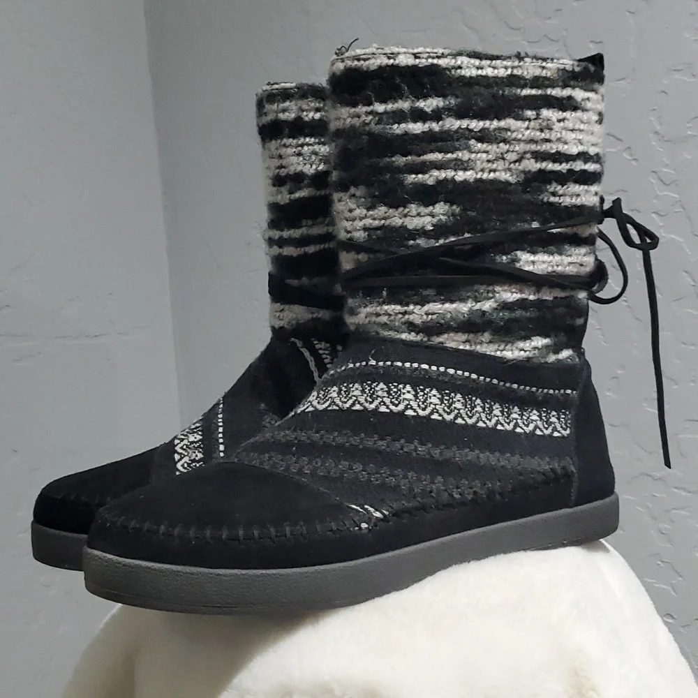 WOMENS TOMS BLACK SUEDE SLIP ON BOOTS SIZE 9 MULTI COLOR STRANDS WINTER CABIN